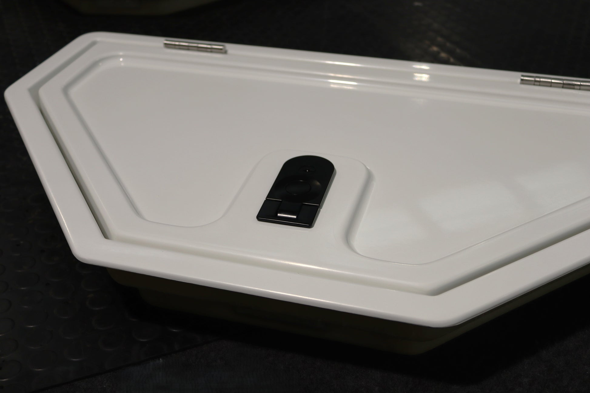 Dual Axle Hatch - 680 x 340mm (Double Tapered)